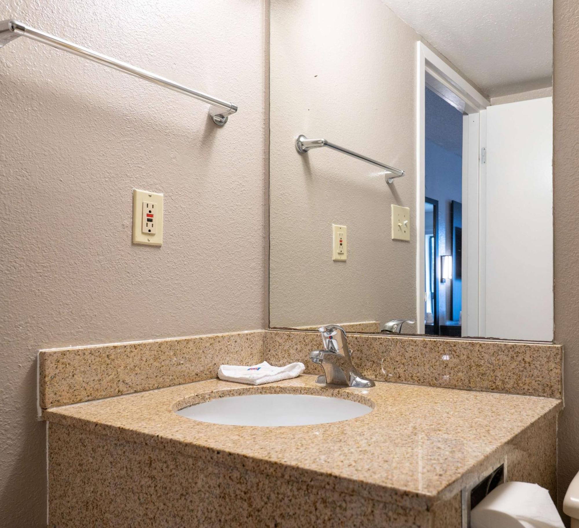 Hotel 6-branford, Ct - New Haven Branford