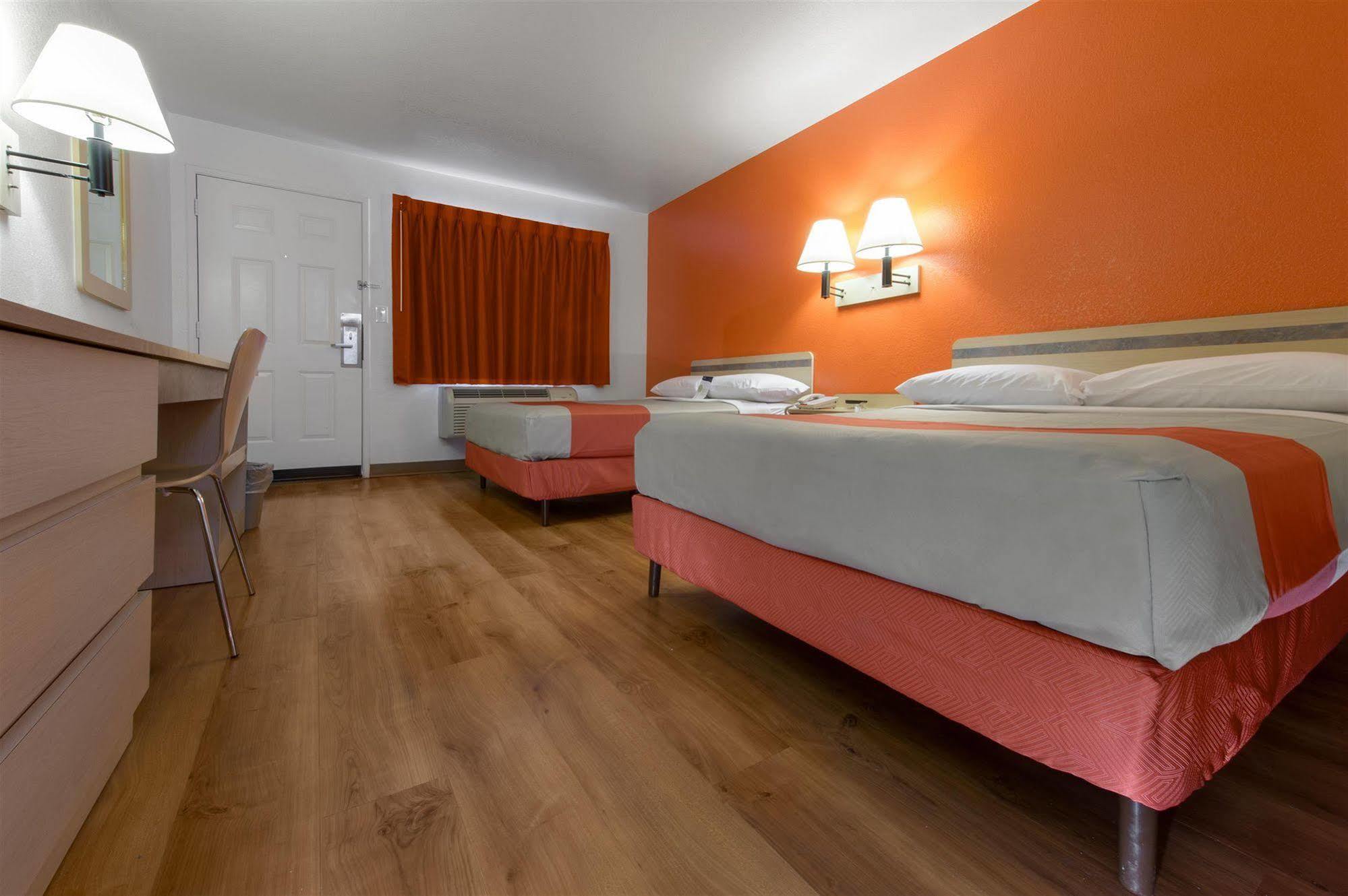 Hotel 6-branford, Ct - New Haven